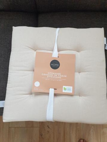 2 x zitkussen nieuw.  Creme beschikbaar voor biedingen