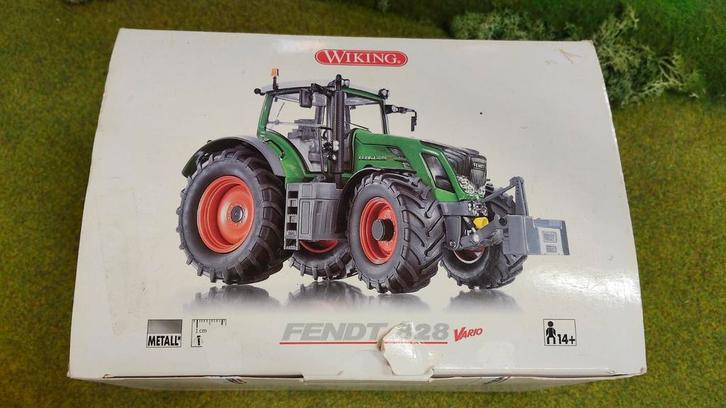 Fendt 828 Vario Wiking, Hobby en Vrije tijd, Modelauto's | 1:32, Nieuw, Tractor of Landbouw, Overige merken, Ophalen of Verzenden