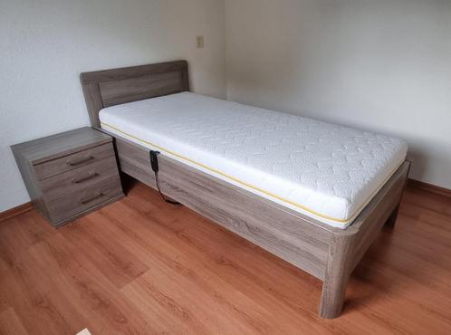 Senioren bed 90x200 elektrisch verstelbaar + nachtkastje, Huis en Inrichting, Slaapkamer | Bedden, Nieuw, Eenpersoons, 90 cm, 200 cm