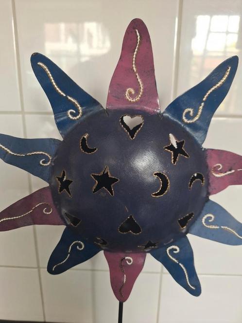Metalen roze met paarse / blauwe zon kandelaar, Huis en Inrichting, Woonaccessoires | Kandelaars en Kaarsen, Gebruikt, Minder dan 25 cm