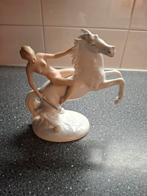 Porseleinen beeldje: Naakte vrouw op paard, Ophalen