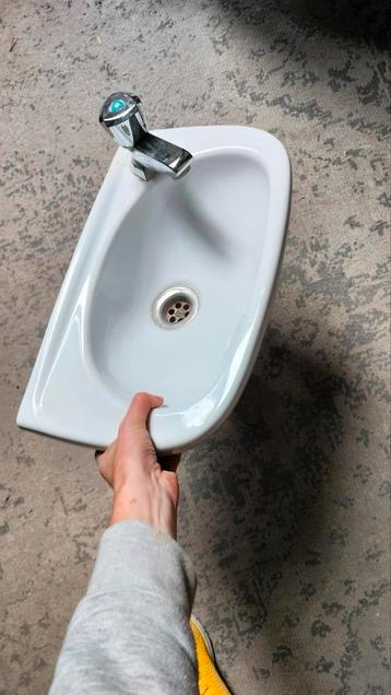 Wastafel met kraan  beschikbaar voor biedingen