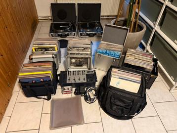 Complete DJ set met draaitafels, mixer en 357 house platen beschikbaar voor biedingen