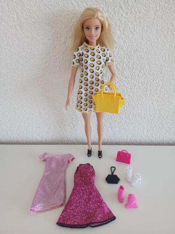 Barbie met extra Kleding en Accessoires GDJ40 beschikbaar voor biedingen