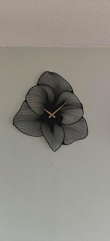 Wandklok bloem beschikbaar voor biedingen