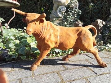 Supergave gietijzeren beeld van een stier. beschikbaar voor biedingen