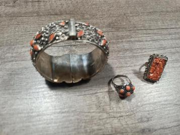 zilveren chinese export bangle en 2 ringen met bloedkoraal beschikbaar voor biedingen