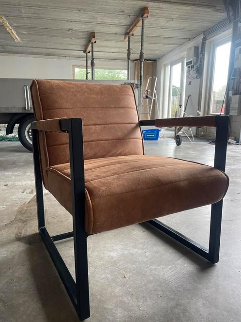 Bruine Fauteuil met Zwart Stalen Frame, Huis en Inrichting, Fauteuils, Zo goed als nieuw, Metaal, 50 tot 75 cm, Minder dan 75 cm