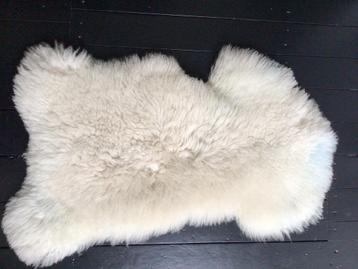 Mooie stoere wollen warme schapenvacht beschikbaar voor biedingen