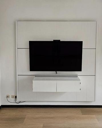 Witte Cinewall met mediameubel  beschikbaar voor biedingen