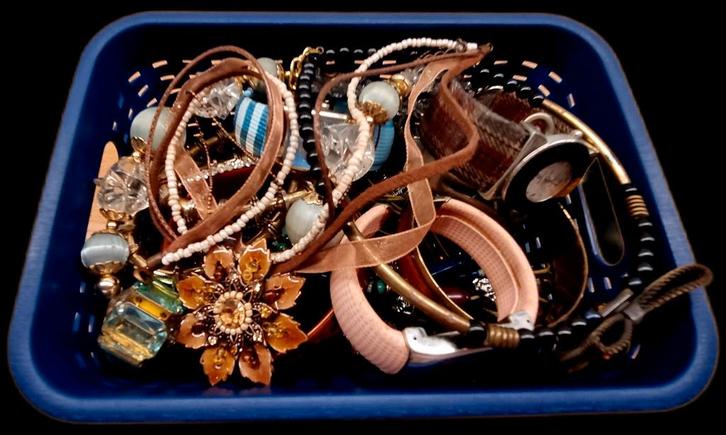 DOOS VOL VINTAGE SIERADEN 24 STUKS, Sieraden, Tassen en Uiterlijk, Kettingen, Gebruikt, Overige materialen, Overige kleuren, Met strass