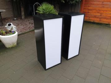 2 zuilen incl. verlichting + hoezen beschikbaar voor biedingen