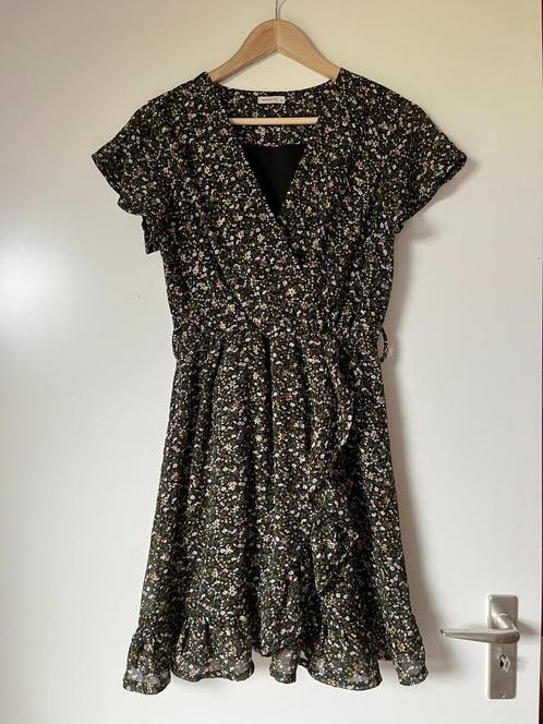 Zwarte / meerkleurige bloemenjurk - Moocci - maat 38 / M, Kleding | Dames, Jurken, Zo goed als nieuw, Maat 38/40 (M), Zwart, Boven de knie