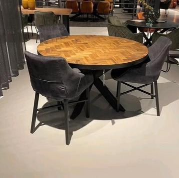 Showroommodel Eettafel teakhout visgraat 130cm beschikbaar voor biedingen
