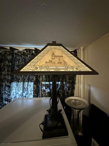 Vintage Tafellamp met Kerk Motief beschikbaar voor biedingen