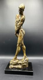 Groot bronzen beeld op een marmeren voet van mannelijk naakt, Ophalen of Verzenden