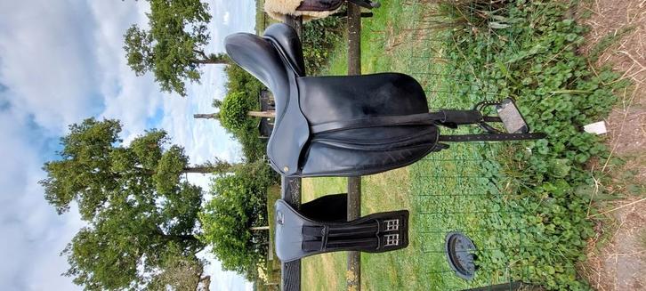 Hulsebos WB3 17,5inch zadel, Passiersingel en stijgbeugels, Dieren en Toebehoren, Paarden en Pony's | Zadels, Gebruikt, Dressuur