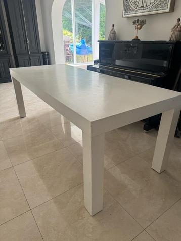 Witte houten tafel met eventueel stoelen beschikbaar voor biedingen