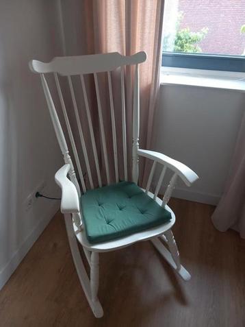 Schommelstoel voor kinderkamer inclusief kussen  beschikbaar voor biedingen
