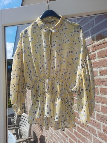 Gele bloemen blouse - Maat S € 7,50 beschikbaar voor biedingen