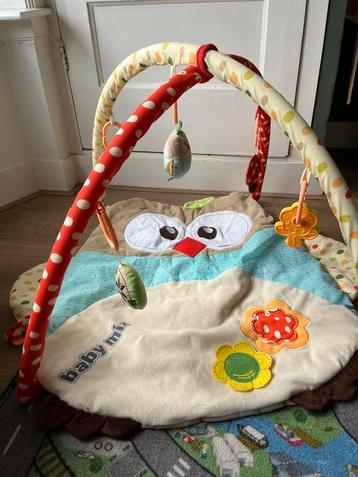 Gezellige babygym speelmat beschikbaar voor biedingen