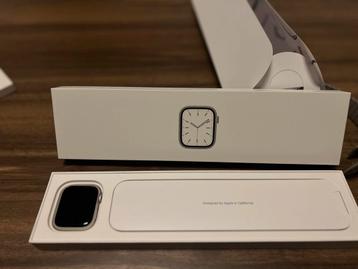 Apple Watch Series 7 45mm + bandjes beschikbaar voor biedingen