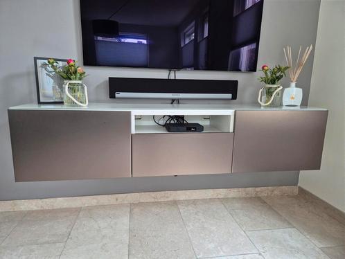 Ikea besta tv kast met glasplaat op bovenzijde en 3 lades.., Huis en Inrichting, Kasten | Televisiemeubels, Zo goed als nieuw