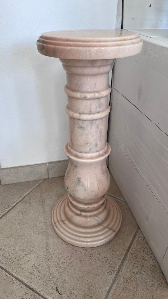 Stijlvolle marmeren zuil / sokkel – 61 cm hoog zacht roze, Huis en Inrichting, Woonaccessoires | Zuilen en Pilaren, Zo goed als nieuw