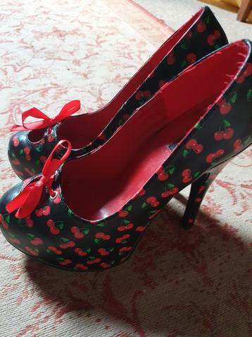 Super leuke pumps pinup  met kersjes  beschikbaar voor biedingen