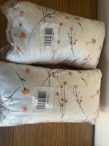 2 bloemen kussens nieuw beschikbaar voor biedingen