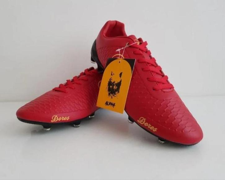 Dores Alpha Red - Voetbal schoenen - UK9 - Nieuw - Maat 43, Sport en Fitness, Voetbal, Nieuw, Schoenen, Ophalen of Verzenden