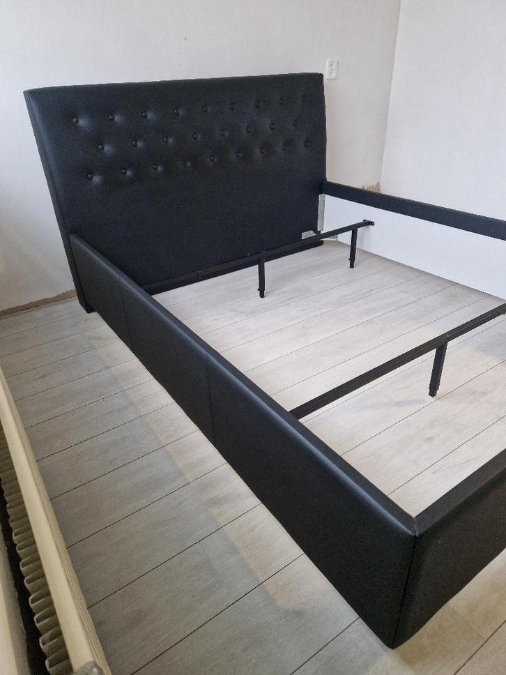Zwart kunstleder bed ledikant 160x200 met luxe lattebodems, Huis en Inrichting, Slaapkamer | Bedden, Zo goed als nieuw, Tweepersoons