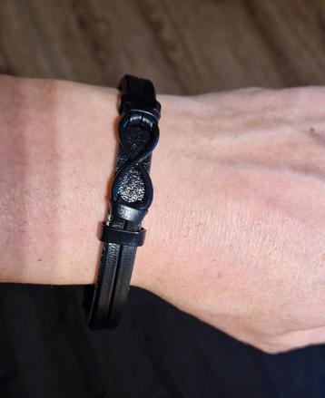 Leren armband.  beschikbaar voor biedingen