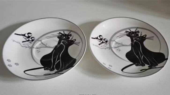 Carmani Cats- 2 gebaks bordjes- limited- 17,5 cm D.S-, Huis en Inrichting, Keuken | Keukenbenodigdheden, Zo goed als nieuw, Ophalen