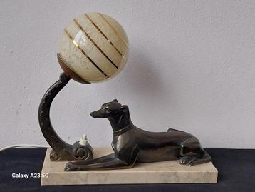 Art Deco tafellamp nachtlamp windhond op marmer  beschikbaar voor biedingen