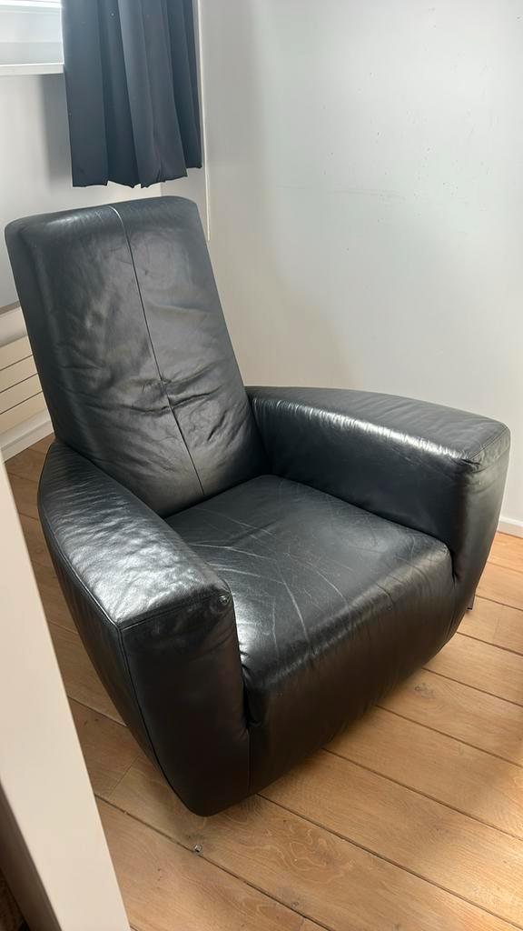 Zwart leren fauteuil stoel gerard van den bergh longa, Huis en Inrichting, Fauteuils, Gebruikt, Hout, Leer, 75 tot 100 cm, 75 tot 100 cm