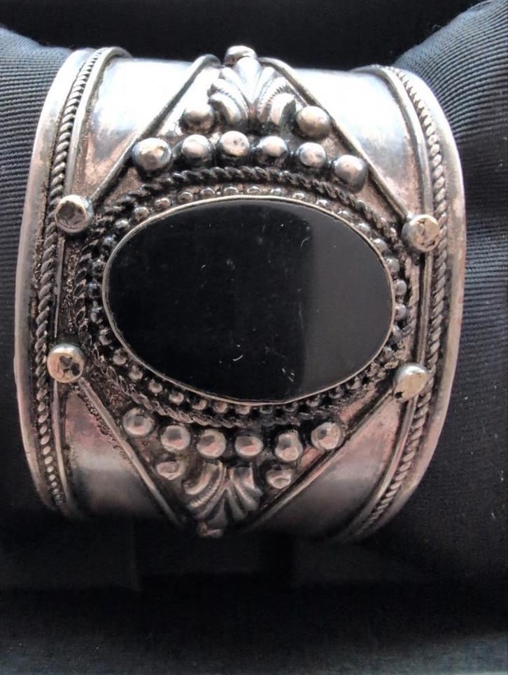 Zilveren manchetarmband met zwarte steen, Sieraden, Tassen en Uiterlijk, Armbanden, Gebruikt, Zilver, Zilver, Met edelsteen, Ophalen of Verzenden