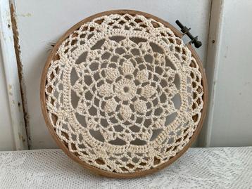 Brocante - vintage houten borduurring met haakwerk beschikbaar voor biedingen