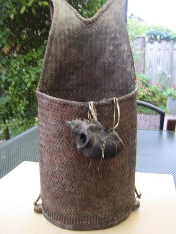 Apenschedel, op Draagmand, Penan Dayak, Kalimantan, Borneo beschikbaar voor biedingen