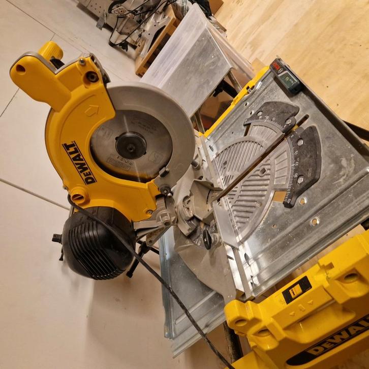 Dewalt DW743 flipover incl tafelverbreding, Doe-het-zelf en Verbouw, Gereedschap | Zaagmachines, Gebruikt, Afkortzaag, 1200 watt of meer
