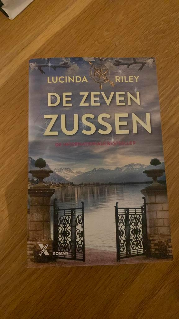 Lucinda Riley - De zeven zussen, Boeken, Literatuur, Zo goed als nieuw, Nederland, Ophalen of Verzenden