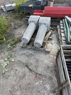 4 stuks betonnen Pions/Staanders, Ophalen, Zo goed als nieuw