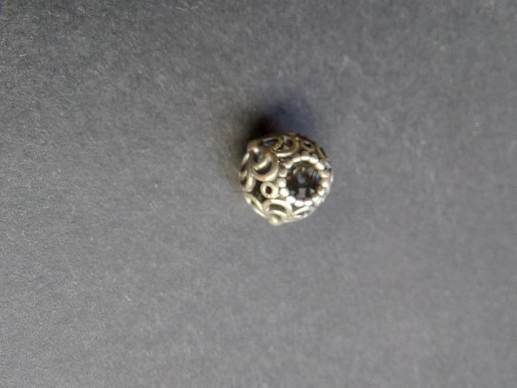 Aangeboden een originele Pandora bedel bolle bloem(4), Sieraden, Tassen en Uiterlijk, Bedels, Gebruikt, Pandora, Zilver, Ophalen of Verzenden