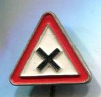Verkeersbord zilverkleurig speldje ( X_032 ), Verzamelen, Verzenden, Zo goed als nieuw, Transport, Speldje of Pin