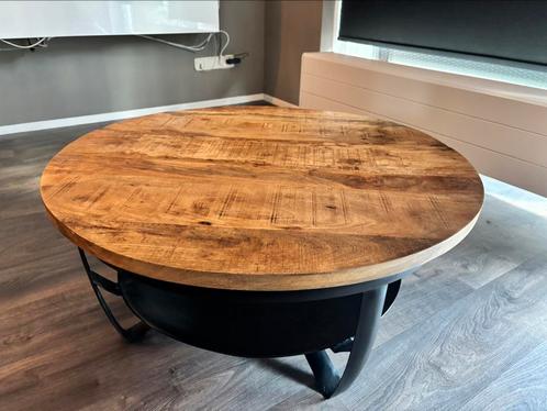 Industriële ronde salontafel – massief hout & metaal (90 cm), Huis en Inrichting, Tafels | Salontafels, Zo goed als nieuw, Minder dan 50 cm