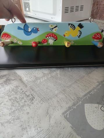 Houten kinderkapstok, motief vogels, vlinder, paddestoelen beschikbaar voor biedingen