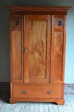 Prachtige antieke mahonie houten eendeurs kast.