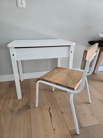 Super leuk bureau met stoeltje beschikbaar voor biedingen