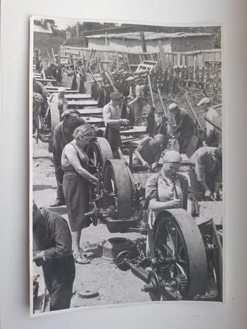 1942 Persfoto Dwangarbeiders  beschikbaar voor biedingen