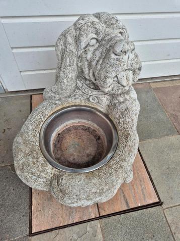 Stenen hond met waterbak beschikbaar voor biedingen